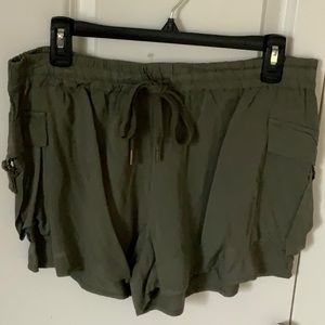 Rayon olive short